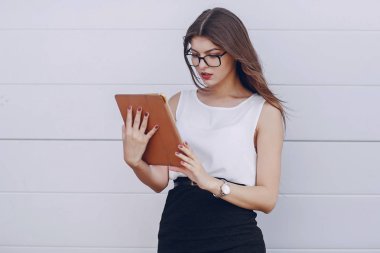 Gözlüklü esmer güzel