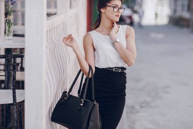 Gözlüklü esmer güzel