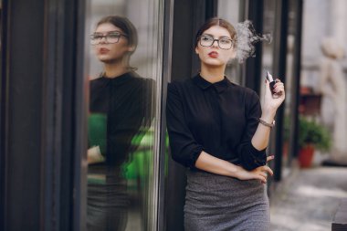 Gözlüklü esmer güzel