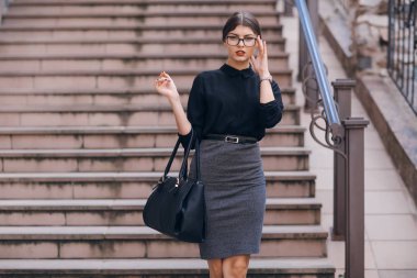 Gözlüklü esmer güzel