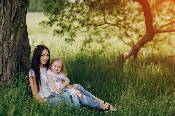 çocuğun anne ile ağacı yanında