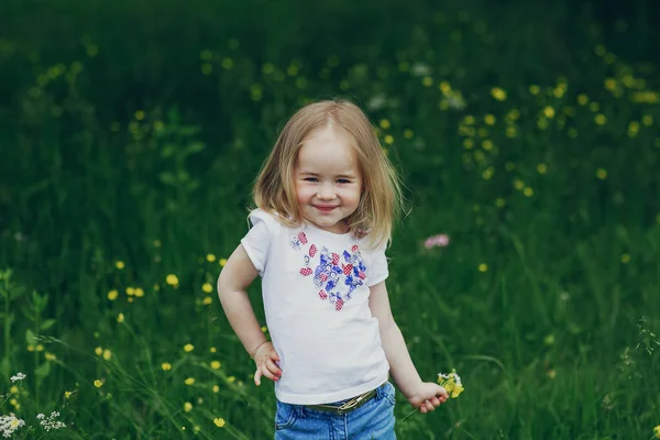 çocuğun yanında ağaç