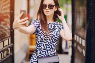 Sokaktaki güzel kız