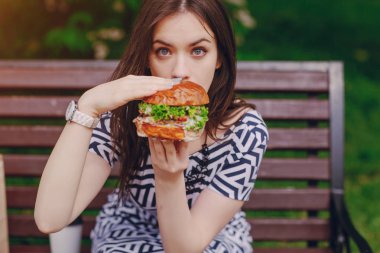 Sokaktaki güzel genç kız