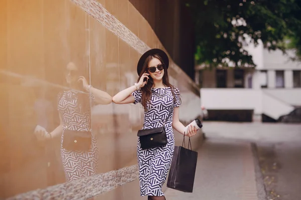 Belle fille dans la rue — Photo