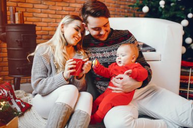 Aile Noel ağacının yakınında
