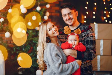 Aile Noel ağacının yakınında