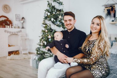 Aile Noel ağacının yakınında