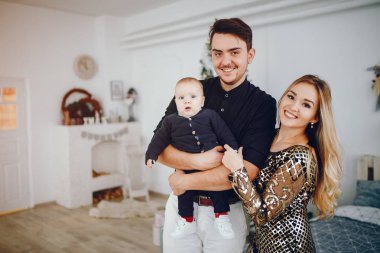 Aile Noel ağacının yakınında