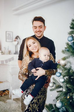 Aile Noel ağacının yakınında