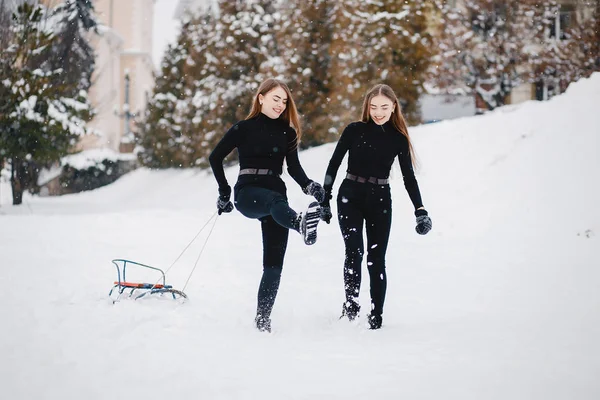 Filles dans un parc d'hiver — Photo