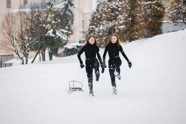 Meninas em um parque de inverno — Fotografia de Stock