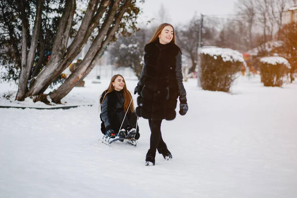 Filles dans un parc d'hiver — Photo