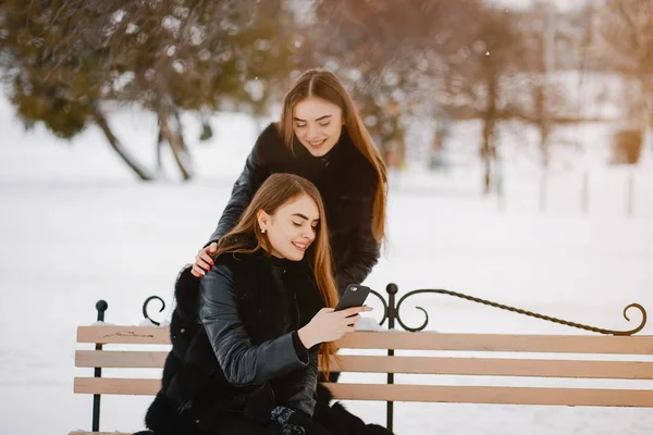 Meninas em um parque de inverno — Fotografia de Stock