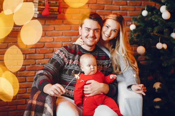 Familie in der Nähe von Weihnachtsbaum — Stockfoto