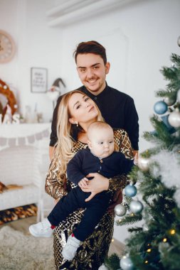 Aile Noel ağacının yakınında