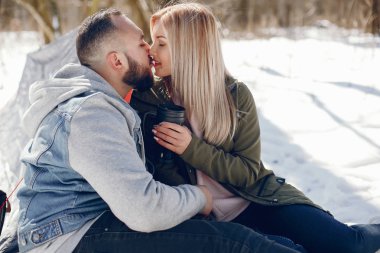 Bir kış parkta zarif çift