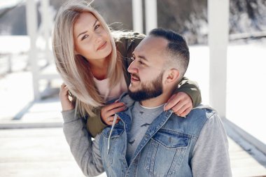 Bir kış parkta zarif çift