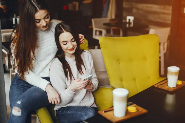 Ragazze in caffè — Foto Stock