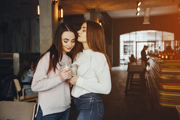 Meisjes in café — Stockfoto