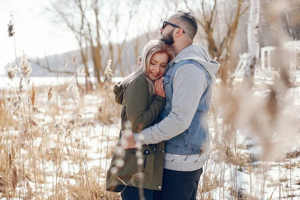 Couple élégant dans un parc d'hiver — Photo