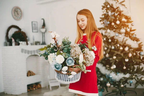 Biondo con fiori — Foto Stock