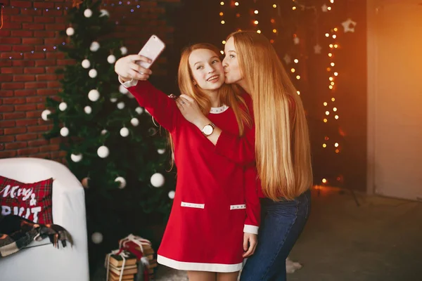 Hermanas en casa — Foto de Stock