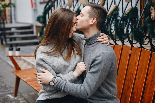 Pareja en una ciudad —  Fotos de Stock