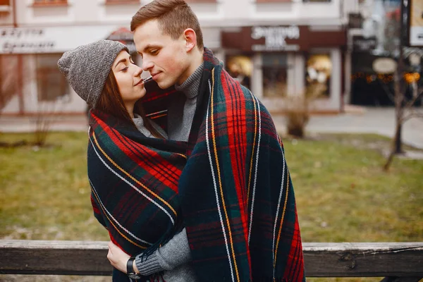 Couple dans une ville — Photo