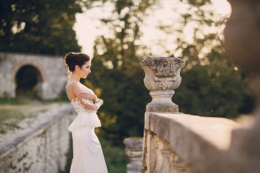 Beyaz elbisesi içinde gelin