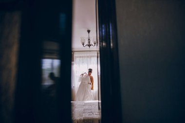 Gelin beyaz elbise ile