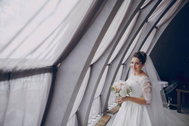 Beyaz elbisesi içinde gelin