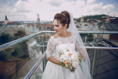 Beyaz elbisesi içinde gelin