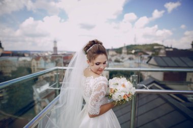 Beyaz elbisesi içinde gelin