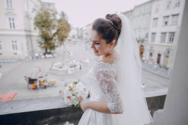 Beyaz elbisesi içinde gelin