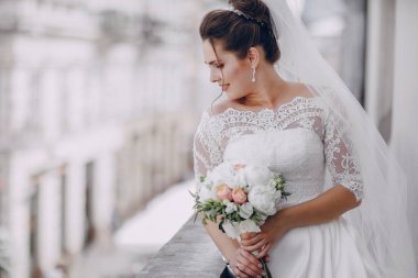 Beyaz elbisesi içinde gelin