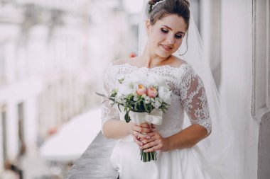 Beyaz elbisesi içinde gelin