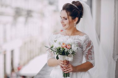 Beyaz elbisesi içinde gelin