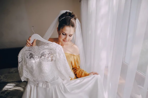 Mariée avec robe blanche — Photo