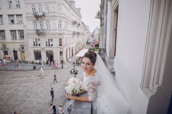 Nevěsta v bílých šatech — Stock fotografie