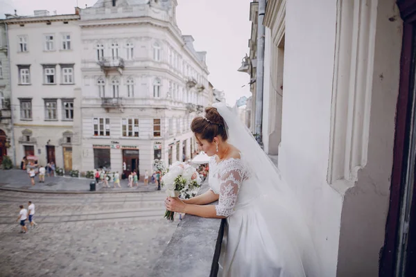 Nevěsta v bílých šatech — Stock fotografie