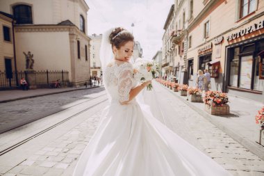 Beyaz elbisesi içinde gelin