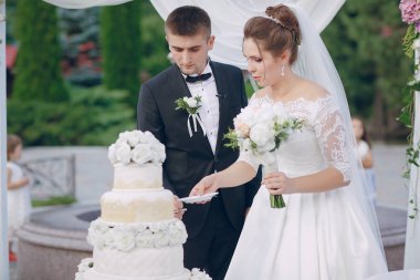 Düğün pastası ile Çift 