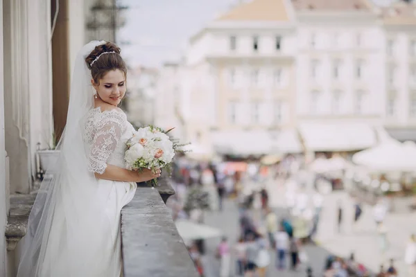 Nevěsta v bílých šatech — Stock fotografie