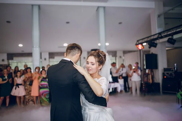 Primer baile de boda — Foto de Stock