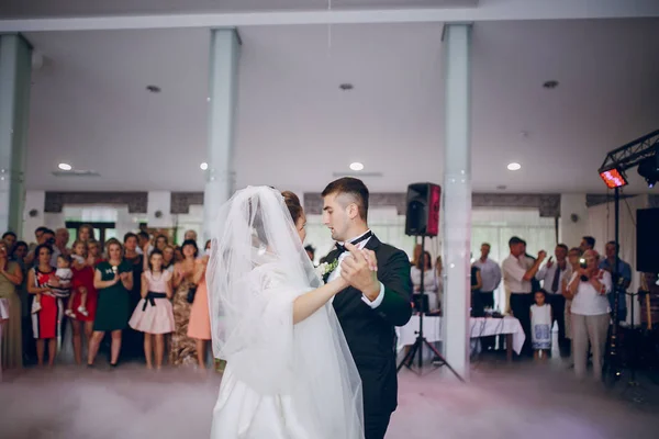 第一次婚礼跳舞 — 图库照片