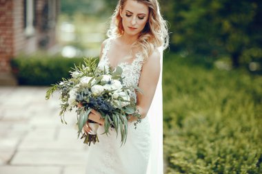 Parktaki zarif gelin.