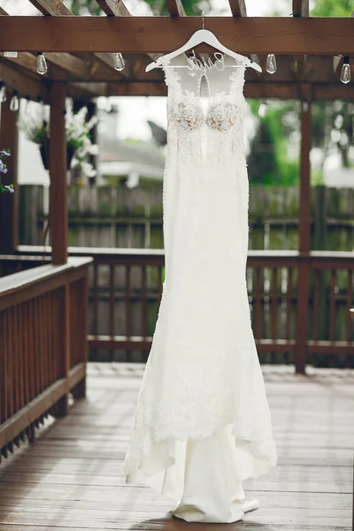 Elegantes Hochzeitskleid — Stockfoto