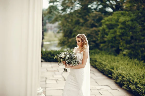 Elegante Braut im Park — Stockfoto