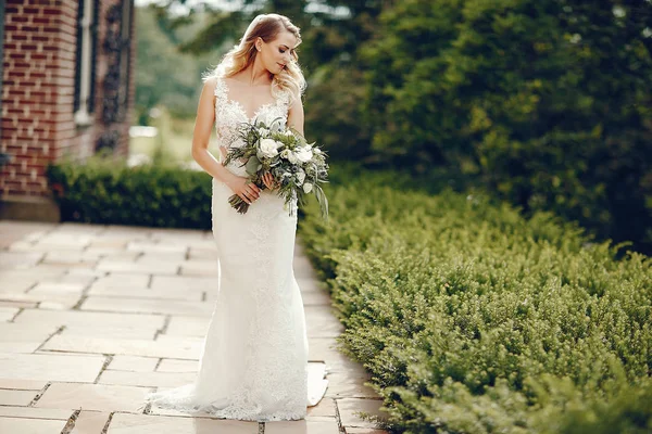 公園で優雅な花嫁 — ストック写真